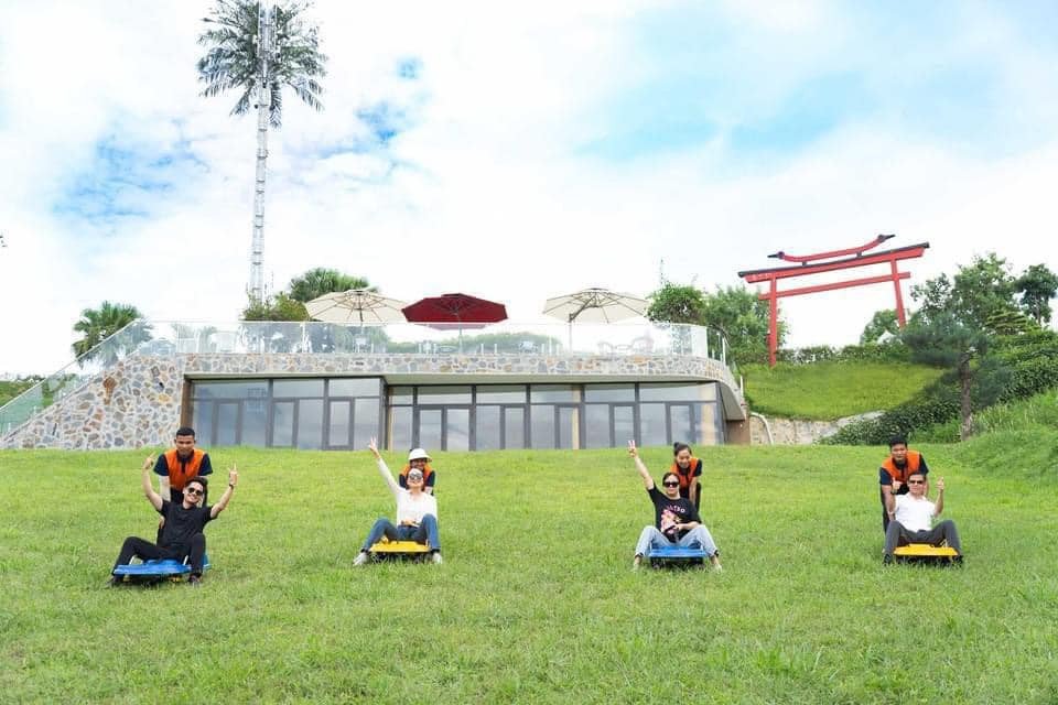 Trượt cỏ và hoạt động vui chơi tại Legacy Hill Lương Sơn