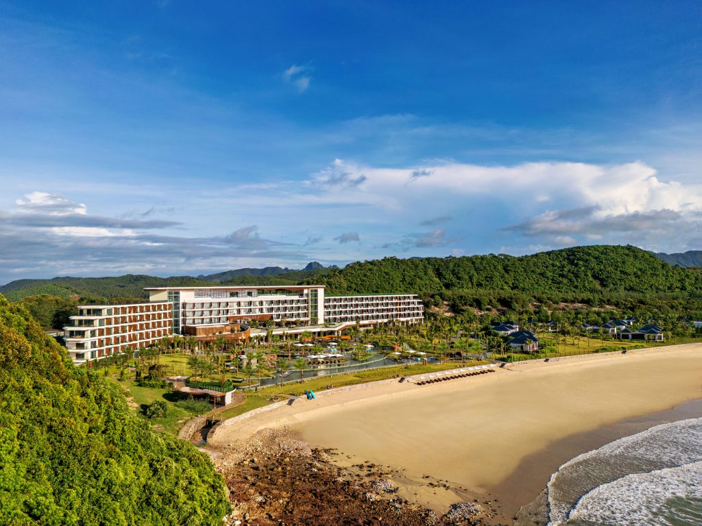 Bãi biển Sơn Hào tại Angsana Quan Lạn