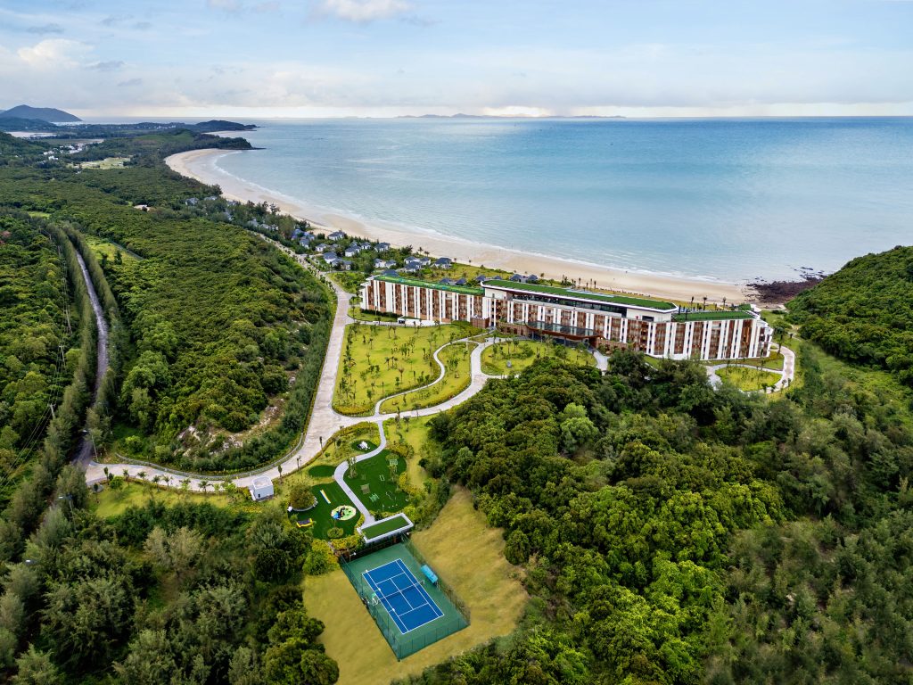 Bãi biển Sơn Hào tại Angsana Quan Lạn