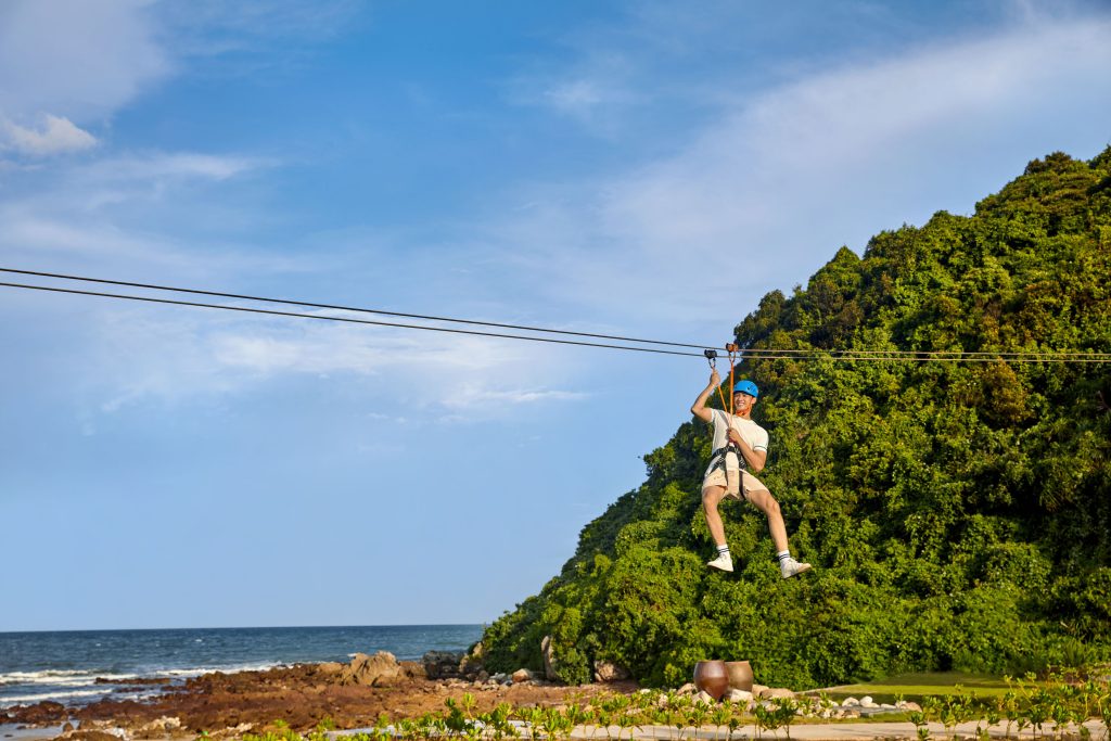 Trải nghiệm zipline tại Angsana Quan Lạn
